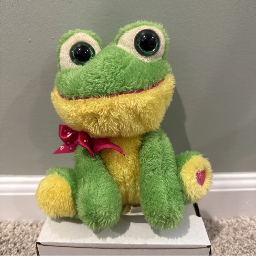 Kellytoy Green Frog Plush 8” Stuffed Animal Toy Yellow Tummy Pink Bow tie Cute